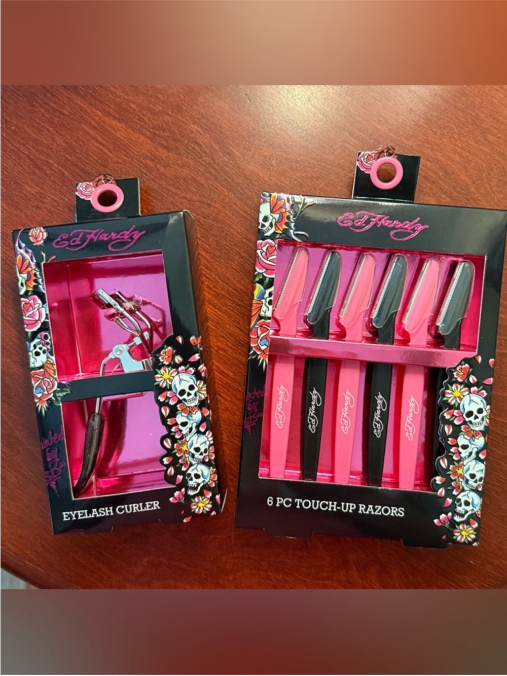 Ed Hardy Pink and Black Eyelash Curler with 6pc Touch-Up Razors